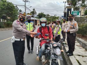 Ops Zebra Krakatau 2020 Polres Lampung Barat Bagikan Masker, Vitacimin dan Tabungan Anak-Anak Kepada Pengendara