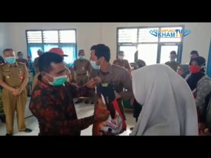 BUPATI LAMPUNG BARAT PAROSIL MABSUS BAGIKAN SERAGAM SEKOLAH DI SMP 1 SEKICAU