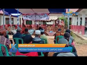 WAKIL BUPATI LAMPUNG BARAT MAD HASNURIN BAGIKAN SERAGAM SEKOLAH GRATIS DI SDN 1 SUKA MULYA