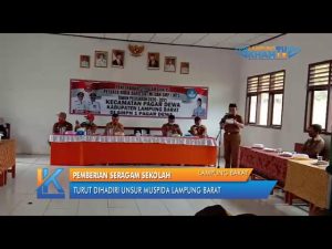 WAKIL BUPATI LAMPUNG BARAT MAD HASNURIN BAGIKAN SERAGAM GRATIS SMPN 1 PAGAR DEWA