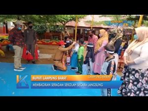 BUPATI LAMPUNG BARAT BAGIKAN SERAGAM SEKOLAH DI SDN 1 GIHAM SUKAMAJU