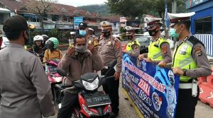Kapolres Lampung Barat Bagikan 500 Masker, 500 Vitamin dan 150 Bunga Kepada Pengendara Yang Melintas di Tugu Liwa
