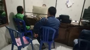 Zainal Abidin (38) dipukul setelah memergoki sekelompok orang yang sedang merusak APK baliho milik pasangan Rycko-Jos