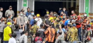 Pendukung Paslon No.01 Rycko-Jos, meminta keadilan perusakan baliho alat peraga kampanye (APK) Rycko-Jos yang dirusak sekelompok orang.