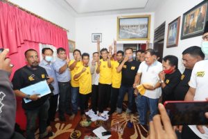 Jelang menit akhir Pemilihan, Puluhan ribu massa pendukung pasangan nomor urut dua Yutuber mengalihkan dukungan untuk pasangan nomor urut 1 Rycko-Jos
