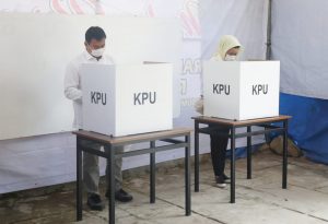 Rycko Menoza SZP mencoblos di TPS 06 Kelurahan Sumur Batu, dekat Kediamanya.