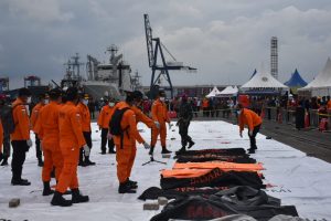 KRI Kurau Temukan Serpihan Pesawat dan Pakaian Anak
