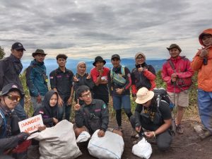 Para Pendaki Peduli Gunung Seminung berhasil membawa turun 7 Karung Sampah