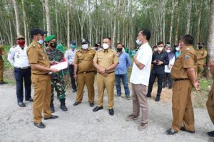 Bupati Lampung Selatan Nanang Ermanto Meninjau Lahan milik PTPN 7 yang akan menjadi Lokasi Kantor Desa