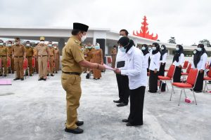 Wali Kota Bandar Lampung Herman HN menyerahkan petikan salinan SK kepada 91 pegawai PPPK di lingkungan Pemerintah Kota