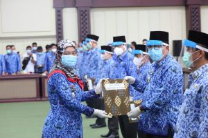Terima SK Gubernur Sekda Thamrin Jabat Plh Bupati Lampung Selatan