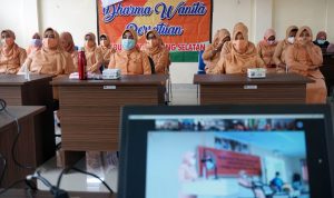 Dharma Wanita Persatuan (DWP) Kabupaten Lampung Selatan mengikuti Seminar Pendidikan Keluarga secara Virtual