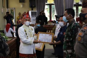 Hadiri Paripurna Parosil memberikan penghargaan dihari jadi Provinsi lampung ke 57