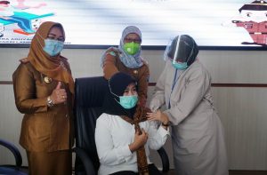 Kejari Lampung Selatan dan puluhan pegawainya jalani vaksinasi kedua