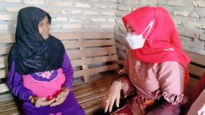 Besuk nenek jompo di Palas, Winarni berikan bantuan uang tunai