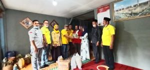 TURUT PRIHATIN ATAS MUSIBAH BANJIR BANDANG,DPD II PARTAI GOLKAR LAMPUNG BARAT SERAHKAN BANTUAN