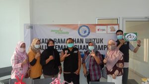 IB Darmajaya dan RM Sambel Alu – Roti Keset Anget Bagikan Kado Ramadan untuk Jurnalis Kemanusiaan Lampung