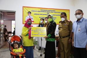 Ketua LKKS Provinsi Lampung Ibu Riana Sari Arinal Serahkan Bantuan kepada Lembaga Kesejahteraan Sosial Anak Taman Surga