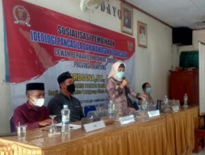 Anggota Komisi II DPRD Provinsi Lampung Mardiana, sambangi peserta didik dan jajaran satuan pendidikan di SMA Negeri 4 Kotabumii