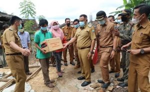 H.Nanang Ermanto Turun Berikan Bantuan Pada Masyarakat Desa Gedung Harta