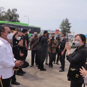 Ketua DPRD Provinsi Lampung Mingrum Gumay menyambut kedatangan Ketua DPR RI Puan Maharani dan rombongan