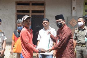Sekda Meninjau dan memberikan Bantuan kepada Korban Musibah angin puting Beliung