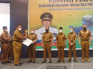 Pemkab Lambar Raih Penghargaan Terbaik I Dalam Perencanaan dan Pencapaian Pembangunan Daerah