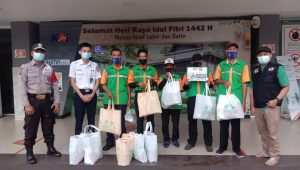 Paket ramadhan untuk porter dan penumpang KRL PT KAI tanjung karang