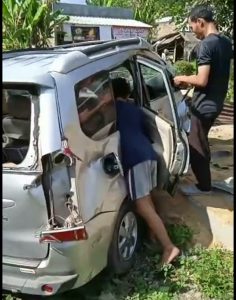Seorang Anak tak Sadarkan Diri, KA Babaranjang Seret mobil Avanza sejauh 8 meter