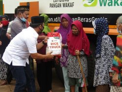 Gunakan Rice Truck Ketua Komisi II DPRD Lampung Wahrul Fauzi Silalahi bersama ACT Bandar Lampung bagikan 6 ton Beras