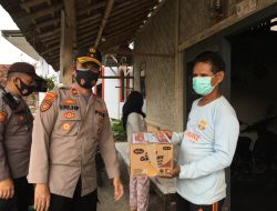 Ringankan Beban Warga Terdampak PPKM, Polsek Kedaton Bagikan Bansos