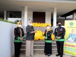 Ketua LKKS Ibu Riana Sari Arinal Serahkan Bantuan Sembako untuk Lansia di Pringsewu dan Tulang Bawang