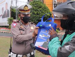 Polresta Bandar Lampung Menyapa, Bagikan Sembako dan Helm Gratis.