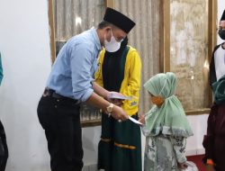 Penyerahan bantuan berupa santunan kepada anak Yatim/Piatu.
