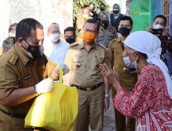 Gubernur Arinal Turun Langsung Berikan Bantuan Sembako di Kota Bandar Lampung, Hadir di Tengah Masyarakat di Masa Sulit Pandemi Covid-19