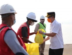 Ringankan Beban Masyarakat Terdampak Covid-19, Gubernur Arinal Serahkan Bantuan untuk Pekerja Bongkar Muat dan Para Nelayan
