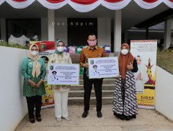 Ibu Riana Sari Arinal Terima Bantuan Paket Sembako Peduli Dampak Covid-19 dari Dinas Kelautan dan Perikanan Provinsi Lampung
