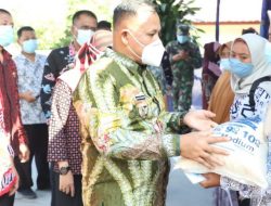 Nanang Ermanto Pantau Langsung Penyaluran BST dan Beras PPKM di Kantor Pos Palas