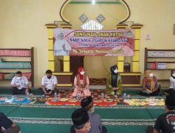 Ketua PKK Lamsel Winarni berikan Santunan Yatim Smp Sma PGRI Ketibung