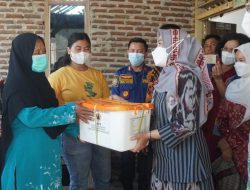 Winarni Beri Bantuan Korban Terbakar di Desa Kekiling