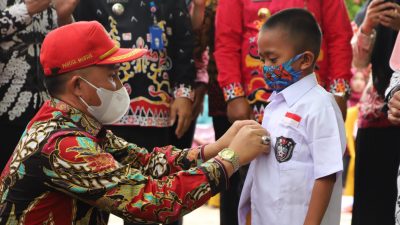 Semua Bisa Sekolah, Parosil Mabsus Bagikan Seragam Sekolah