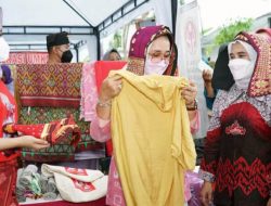 Ketua Dekranasda Provinsi Lampung Riana Sari Arinal Janji Tingkatkan Kualitas Perajin Batik Ecoprint di Lampung Selatan