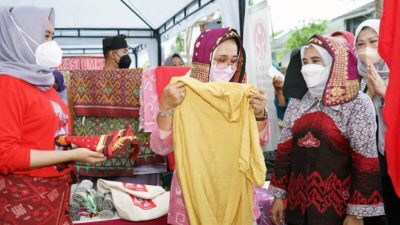 Ketua Dekranasda Provinsi Lampung Riana Sari Arinal Janji Tingkatkan Kualitas Perajin Batik Ecoprint di Lampung Selatan
