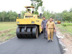 Berbenah, Bupati Nanang Ermanto Tinjau Proses Pekerjaan Peningkatan Jalan Desa di Lamsel