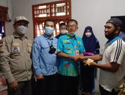 Bupati Pesisir Barat Agus Istiqlal Memberikan Bantuan Penerima UMKM Terdampak Covid 19