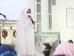 Septi Istiqlal menghadiri Pengajian Rutin Bulanan BKMT di masjid Almuhlisin