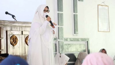 Septi Istiqlal menghadiri Pengajian Rutin Bulanan BKMT di masjid Almuhlisin