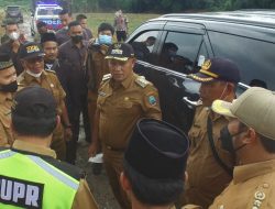 Tinjau Jalan Rusak di Way Sulan, Bupati Lamsel Janjikan Bangun Rabat Beton