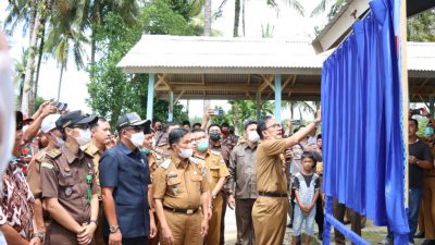 Bupati Pesisir Barat Dr.Drs.Agus Istiqlal, SH.,MH Meresmikan Pasar Minggu