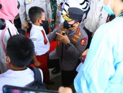 Tinjau Vaksinasi Serentak se-Indonesia, Kapolri Ingatkan Syarat Wajib Laksanakan PTM 100 Persen